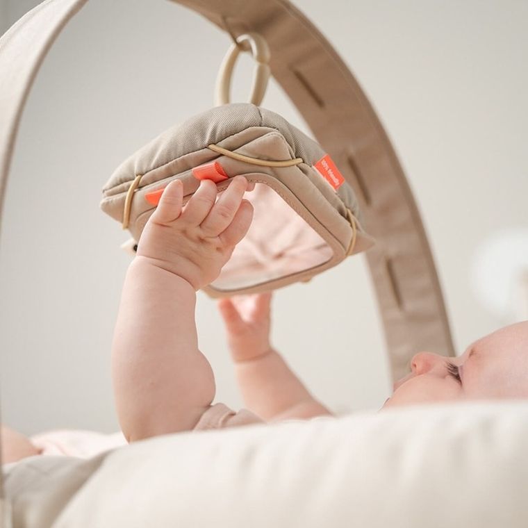 Done by Deer, Deer Friends, uchwyt na karty kontrastowe, sand