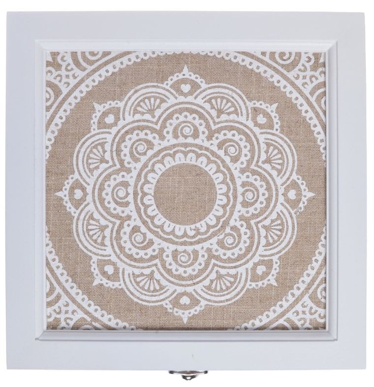 Drewniane pudełko z materiałem