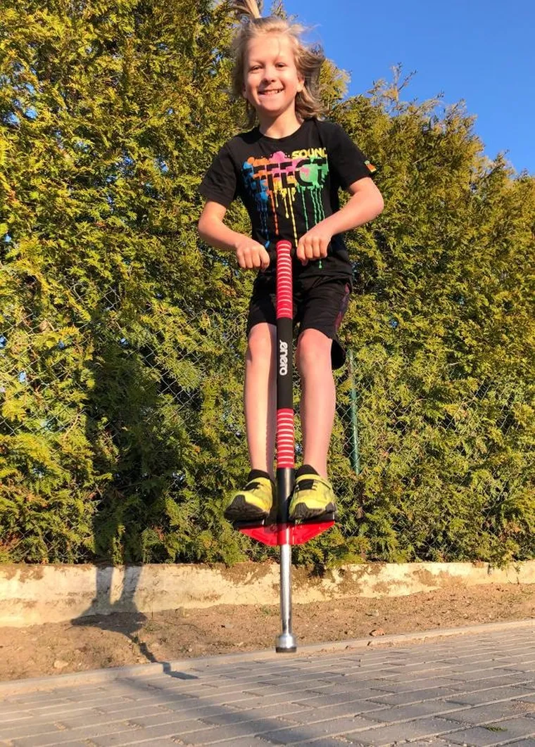 Enero, skoczek pogo, drążek do skakania, czerwony