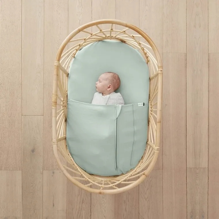 ergoPouch, kołderka nakładana na materac do kosza Mojżesza, Sage