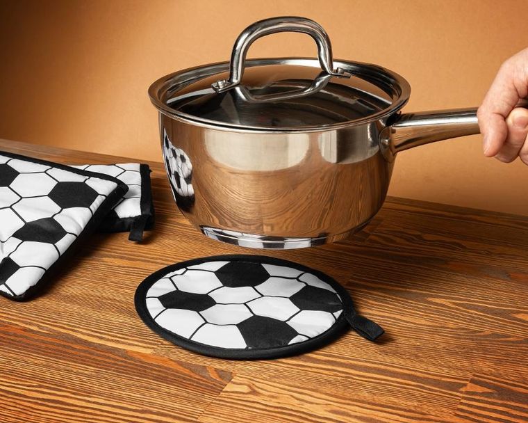 Gadget Master, piłkarskie rękawice kuchenne z podkładką