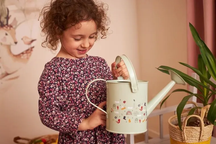 Goki, metalowa konewka, wiosna