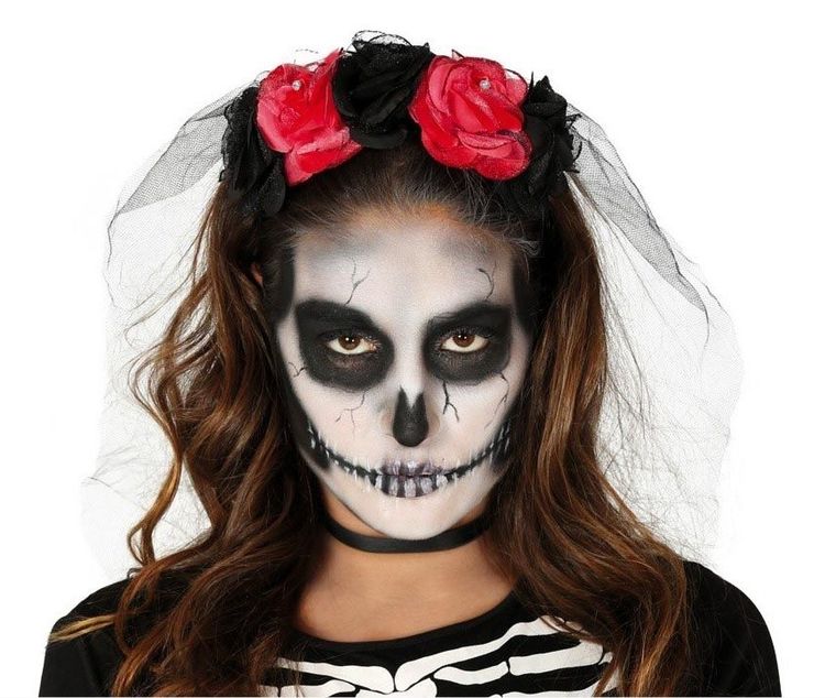 Guirca, opaska z welonem i różami