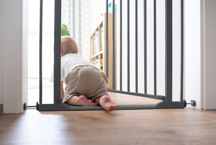 Hauck, Clear Step Autoclose 2, bramka zabezpieczająca, black