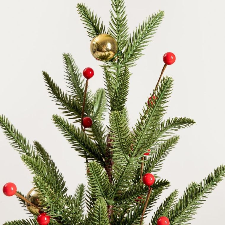 Homla, Stina, choinka, zielona w jucie ze złotymi i czerwonymi bombkami