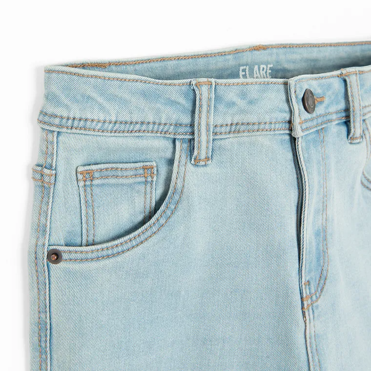 Jeansowe spodnie z regulacją o kroju flare Cool Club