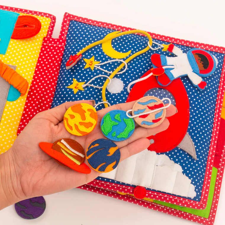 Jolly Designs. Szczęście. Książeczka sensoryczno-manipulacyjna