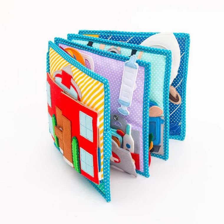 Jolly Designs. Zawody. Książeczka sensoryczno-manipulacyjna