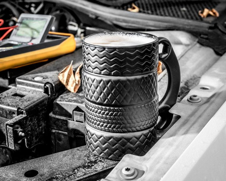 Kubek ceramiczny, opony z kluczem