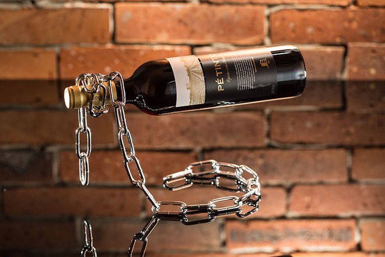 Łańcuchowy stojak na butelkę