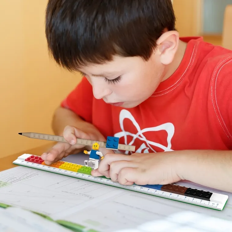 LEGO, linijka do zbudowania z klocków z minifigurką