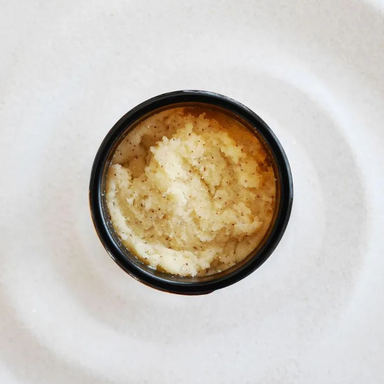 LullaLove, peelingująca pasta do ciała ze złotymi drobinkami, masło mango i rokitnik