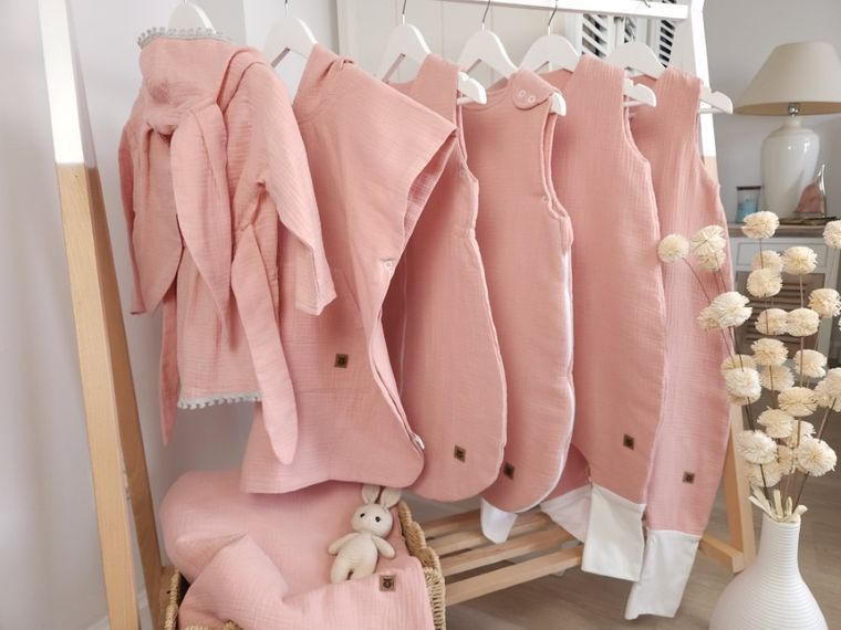 MimiNu, szlafroczek muślinowy, pudrowy róż, rozmiar 86, 6m-2 l.