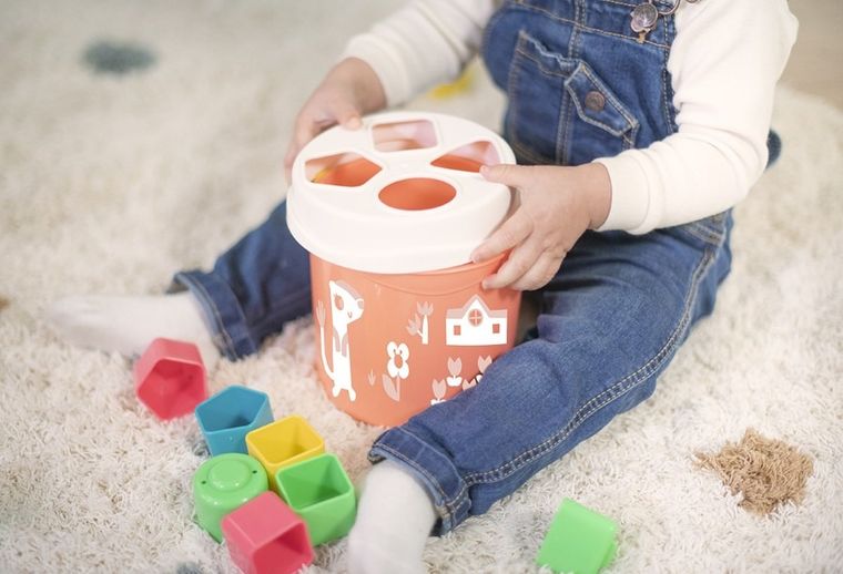 Miniland, Feel To Learn, łososiowe wiaderko z klockami, sorter kształtów