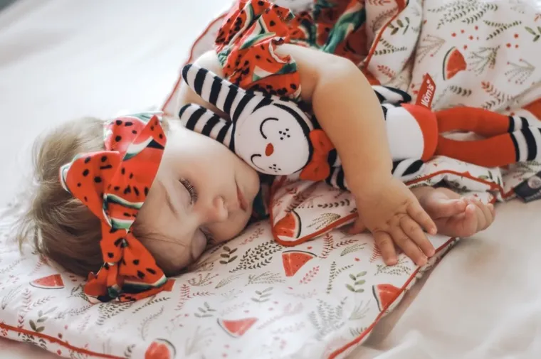 Mom's Care, hycuś, kontrastowa maskotka grzechotka, zabawka sensoryczna