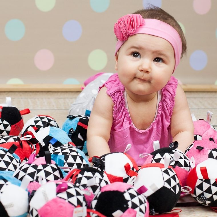 Mom's Care, piłeczka, zawieszka, kontrastowa zabawka sensoryczna, czerwona