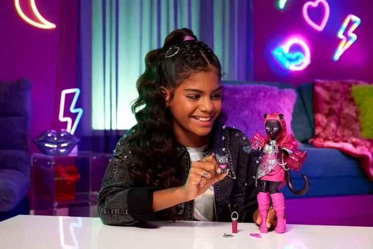 Monster High, Catty Noir, lalka podstawowa z akcesoriami