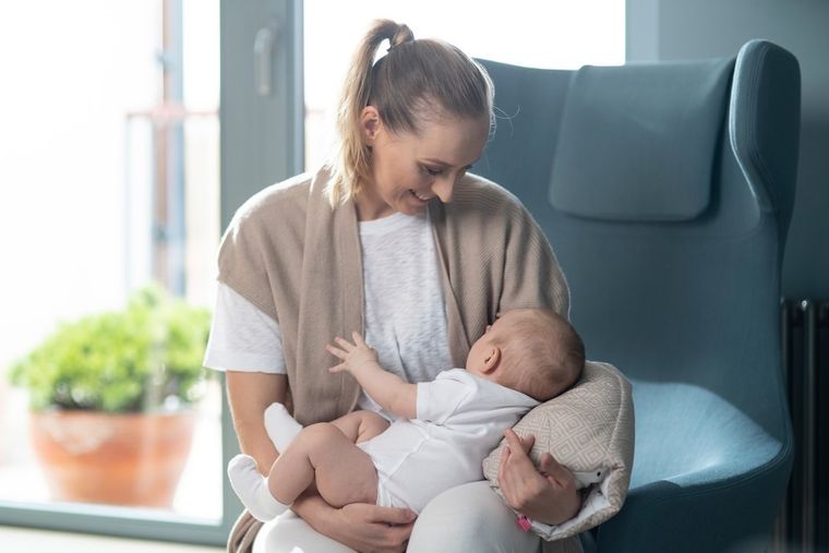 Motherhood, mufka - poduszka do karmienia, kwadraty różowe