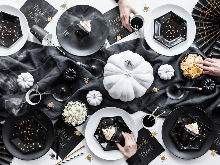 PartyDeco, Trick or Treat, talerzyki papierowe, na imprezę Halloween, czarne 20 cm, 6 szt.