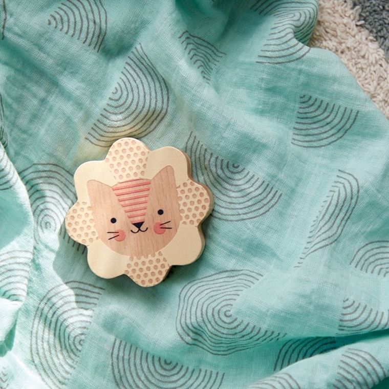 Petit Collage, grzechotka drewniana, lew