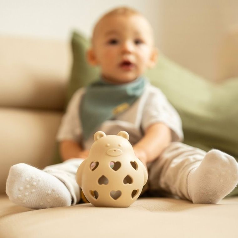 Petite&Mars, Bear Basil, silikonowa zabawka z grzechotką, misty green, 0m+