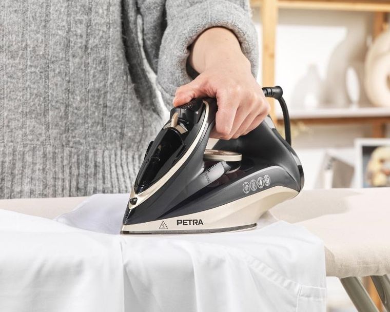 Petra, żelazko parowe 2200W