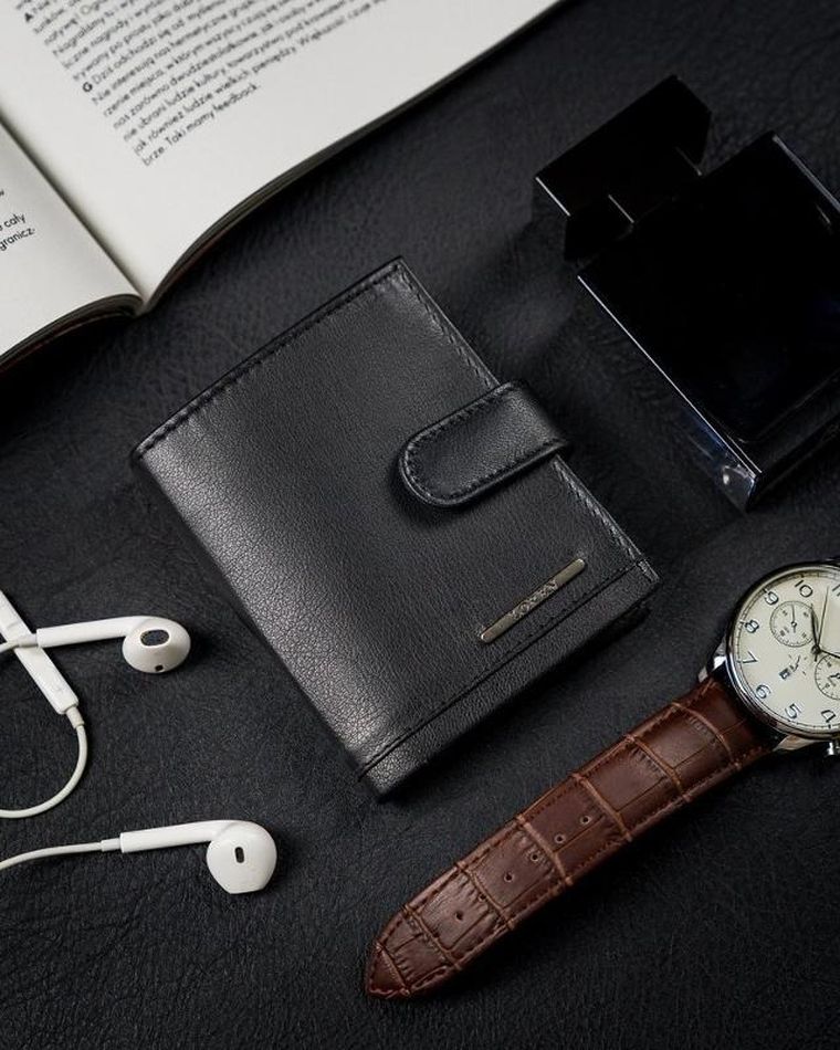 Pionowe, skórzane etui na karty z zapinką i kieszenią na banknoty, Loren