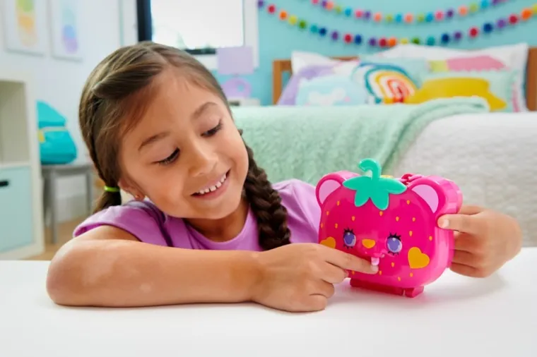 Polly Pocket, Truskawkowy miś, kompaktowy zestaw do zabawy z figurkami i akcesoriami