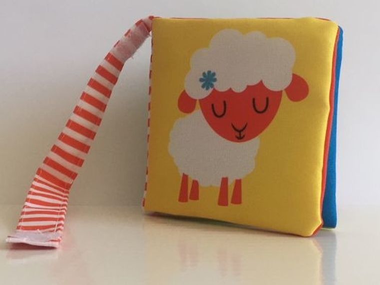 Przytul mnie. Owieczka. Miękka księżeczka