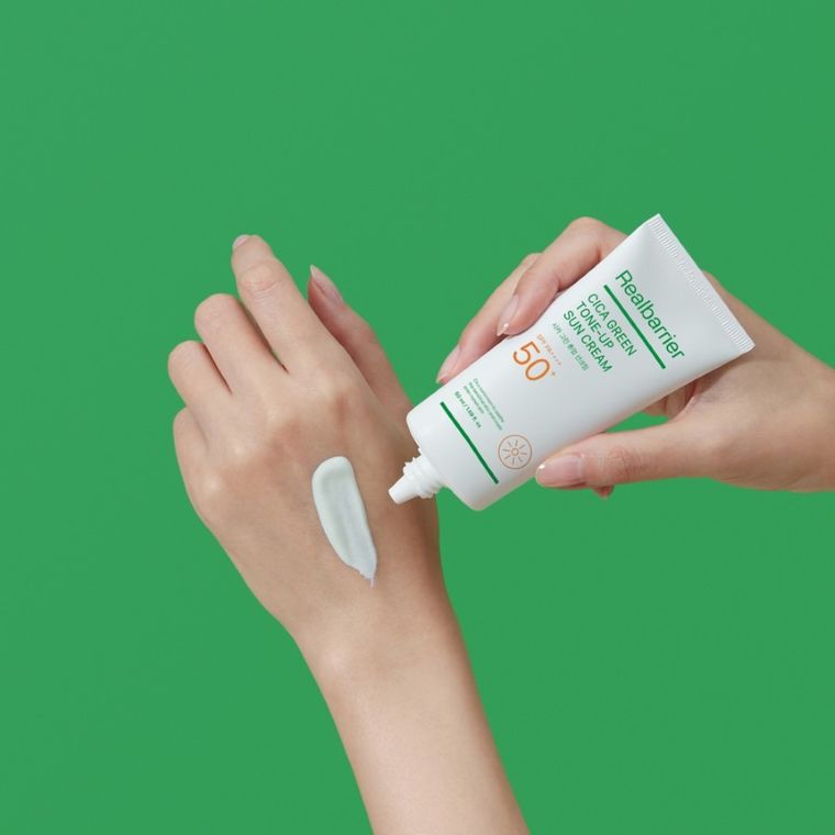 Real Barrier, Cica, nawilżający krem przeciwsłoneczny z efektem tonującym SPF 50+ PA++++, 50 ml