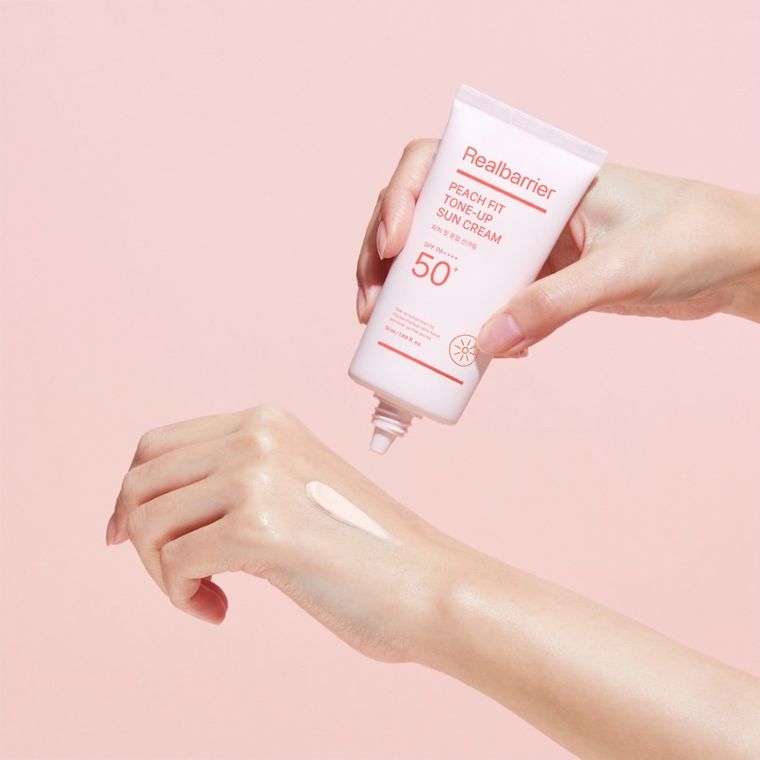 Real Barrier, Peach, nawilżający krem przeciwsłoneczny z efektem rozświetlającym SPF 50+ PA++++, 50 ml