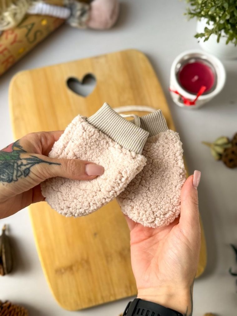 Rękawiczki dziecięce na sznurku, beżowe, Iltom