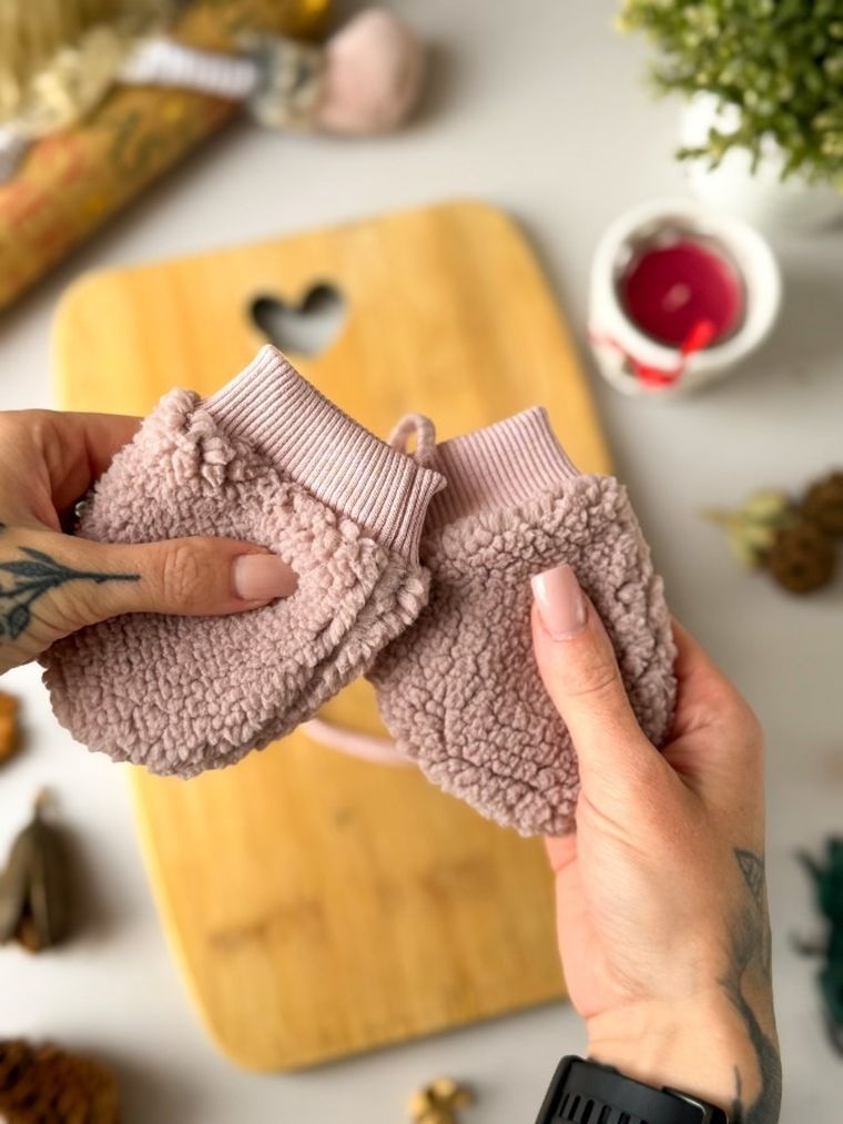 Rękawiczki dziewczęce na sznurku, różowe, Iltom