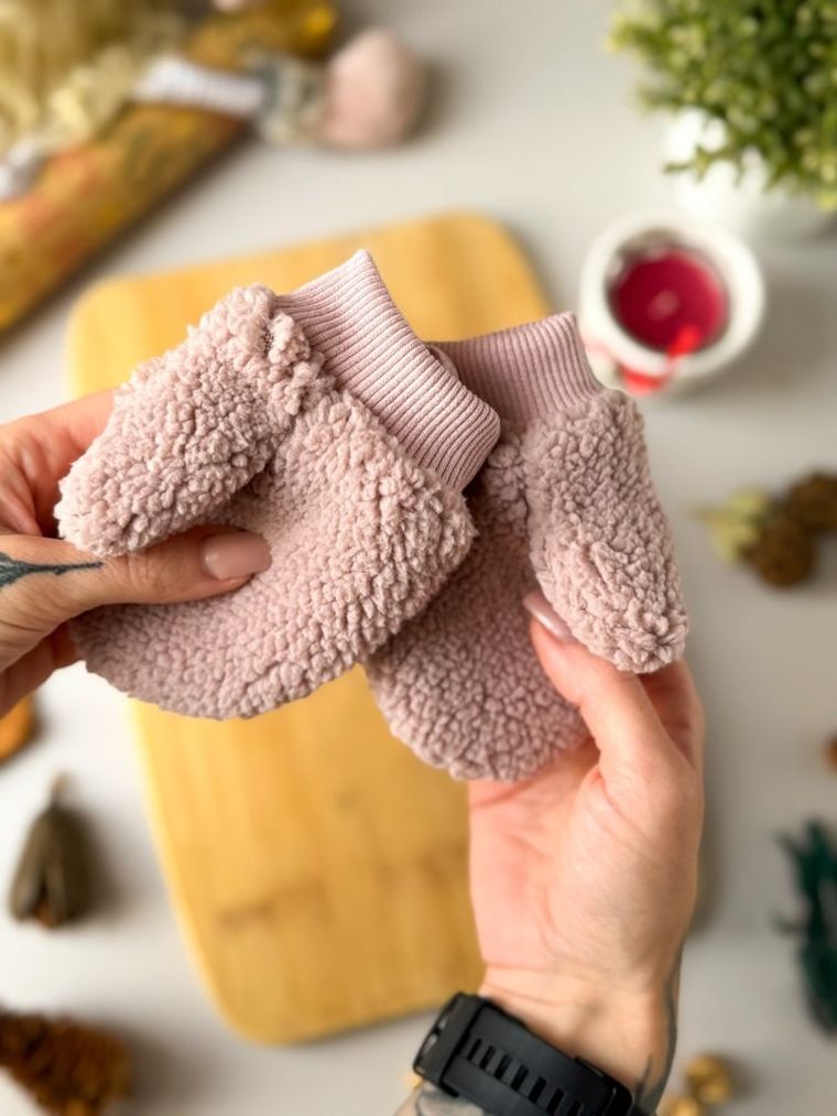 Rękawiczki dziewczęce na sznurku, różowe, Iltom