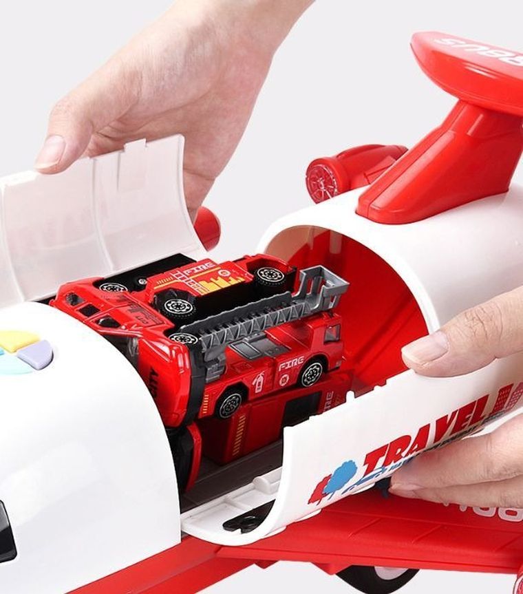 Samolot transporter z samochodami, czerwony