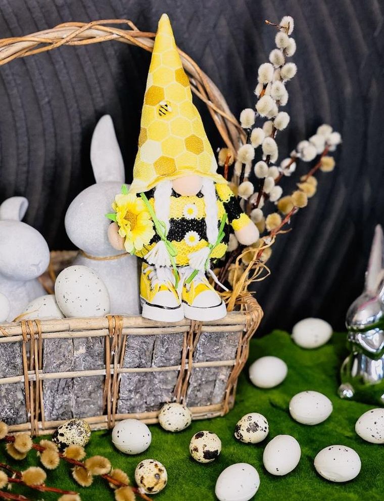 Saska Garden, dekoracja wiosenna, skrzat gnom, pszczółka w trampkach, 25 cm