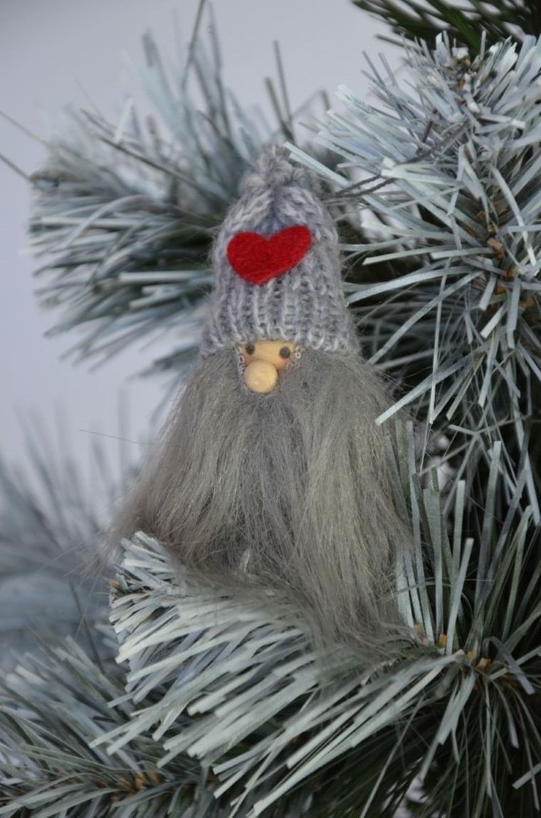 Saska Garden, zawieszka długobrody Mikołaj, szary