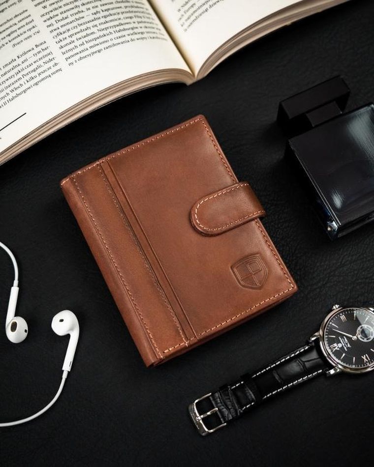 Skórzany, zapinany portfel męski na karty, Peterson