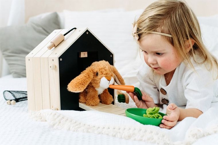 Small Foot, domek z królikiem pluszowym