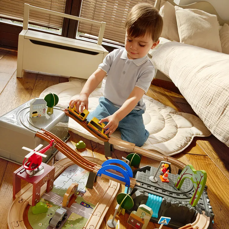 Smiki, drewniane tory z elektryczną kolejką i pojemnikiem