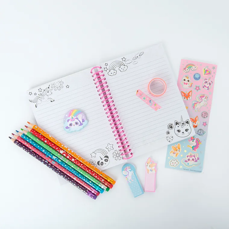 Smiki, notatnik z kredkami i akcesoriami