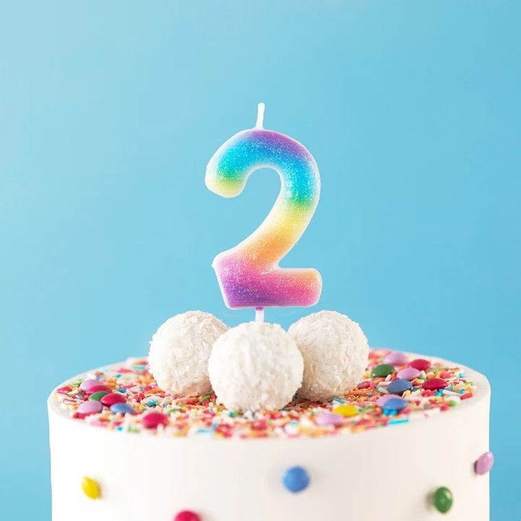Świeczka, cyfra 2, tęczowa