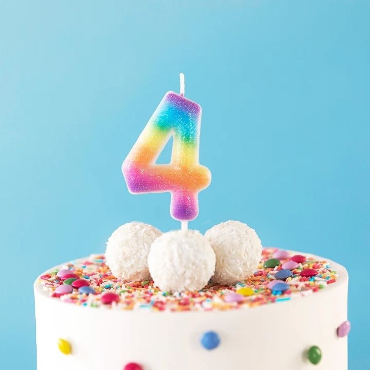 Świeczka, cyfra 4, tęczowa