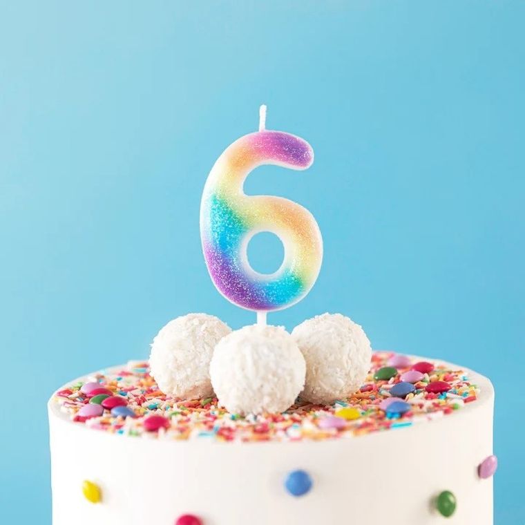 Świeczka, cyfra 6, tęczowa