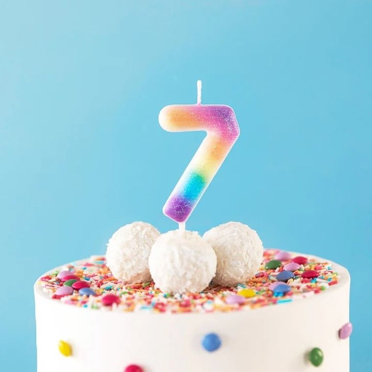 Świeczka, cyfra 7, tęczowa