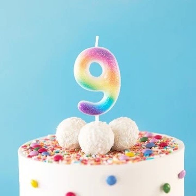 Świeczka, cyfra 9, tęczowa