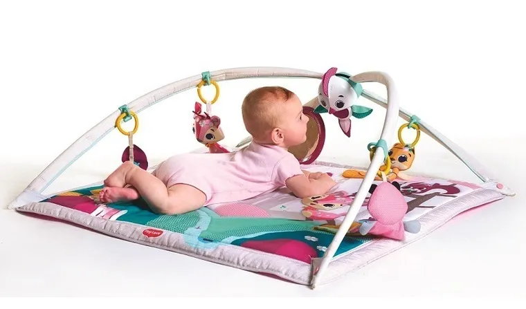 Tiny Love, Świat Małej Księżniczki, mata edukacyjna z pałąkami i zawieszkami