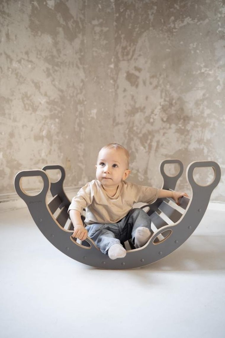 tupti.wood, mały bujak montessori z uchwytami, szary