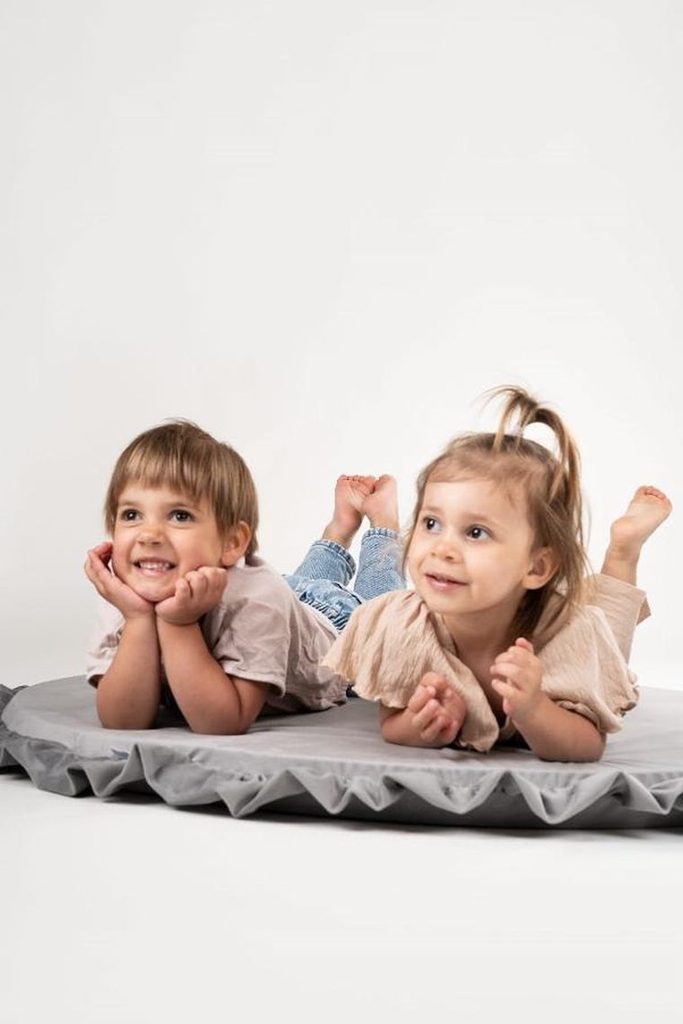 tupti.wood, mata piankowa z falbanką, szara