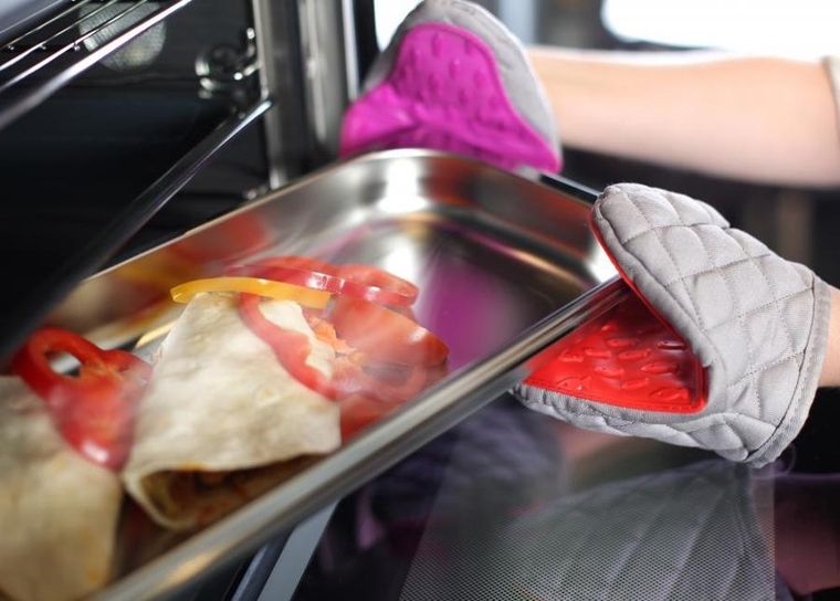 Vialli Design, rękawica kuchenna Livio, szaro-biała